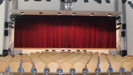 Unsere Schule bekommt einen Theatervorhang